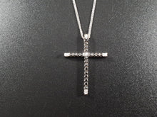 Cargar imagen en el visor de la galería, Croce in oro bianco 18k con diamanti bianchi e neri