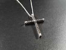 Cargar imagen en el visor de la galería, Croce in oro bianco 18k con diamanti bianchi e neri