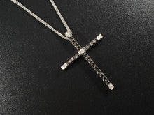 Cargar imagen en el visor de la galería, Croce in oro bianco 18k con diamanti bianchi e neri