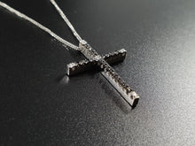 Cargar imagen en el visor de la galería, Croce in oro bianco 18k con diamanti bianchi e neri