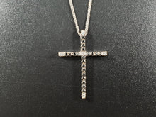 Cargar imagen en el visor de la galería, Croce in oro bianco 18k con diamanti bianchi e neri