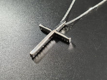 Cargar imagen en el visor de la galería, Croce in oro bianco 18k con diamanti bianchi e neri