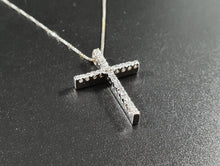 將圖片載入圖庫檢視器 Collana Croce in oro bianco con Diamanti naturali