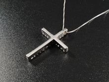 將圖片載入圖庫檢視器 Collana Croce in oro bianco con Diamanti naturali
