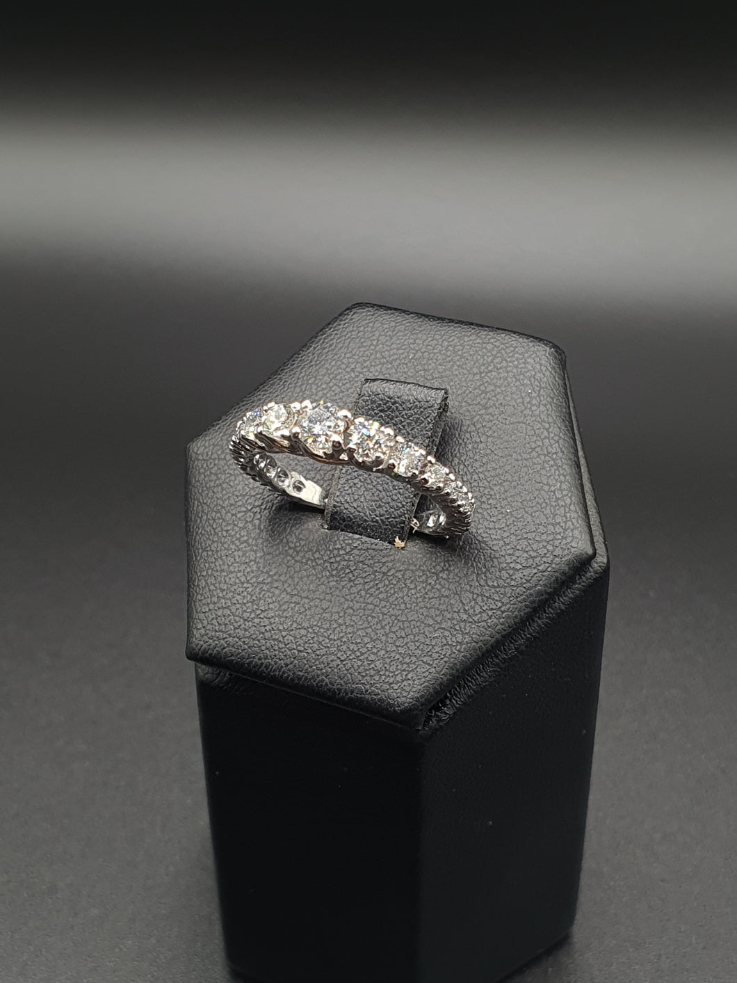 Anello Veretta in oro bianco 18k e Diamanti F color