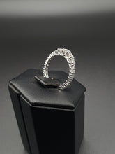 Load image into Gallery viewer, Anello Veretta in oro bianco 18k e Diamanti F color
