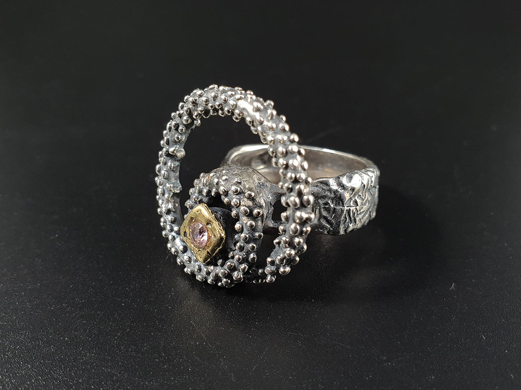 Anello Ricciolo medio in argento 925 con zircone colorato.