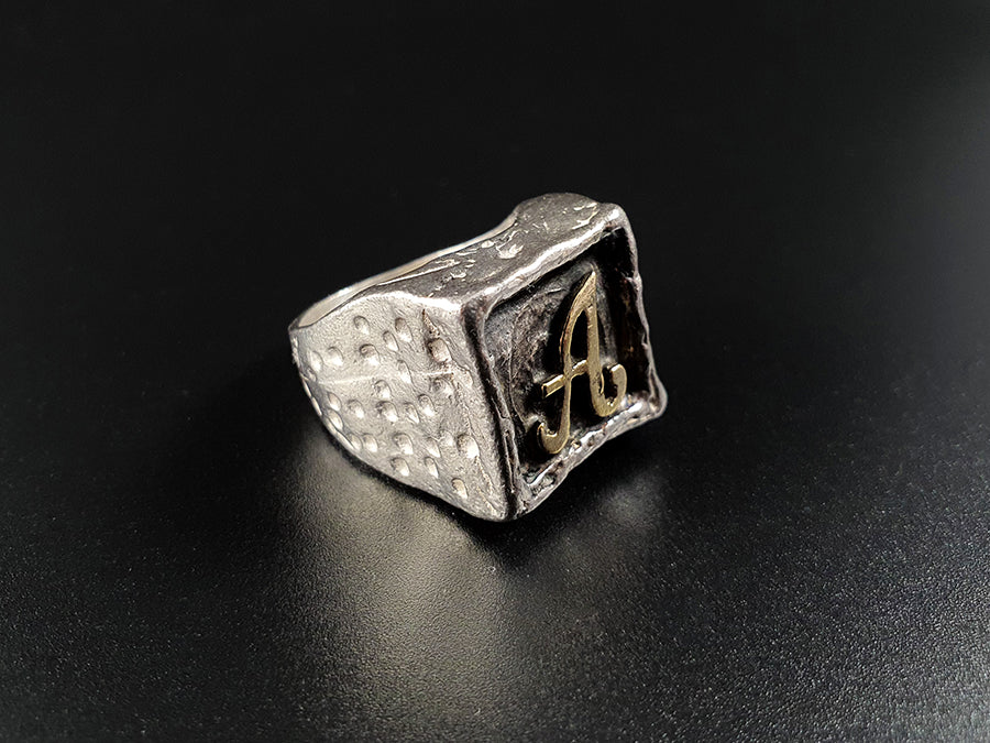 ANELLO IN ARGENTO CHEVALIER QUADRATO CON INIZIALE